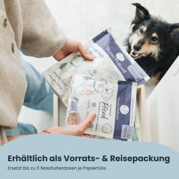 Vergleich von Haustierfutter: links hat Wynn gefriergetrocknet in einem Sack mit Kibble; rechts zeigt Dosen-Nassfutter mit hervorgehobenen Vorteilen von Wynn.