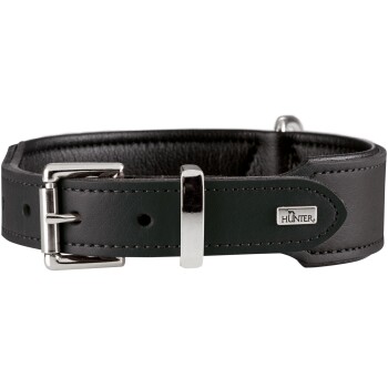 Schwarzes Lederhalsband für Hunde mit silberner Schnalle und metallischer Markenplakette mit dem „HUNTER“-Logo.