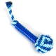 Blau-weißes Hundespielzeug mit einem stacheligen Gummistick und einem geknoteten Seilball, entworfen zum Kauen und Spielen.