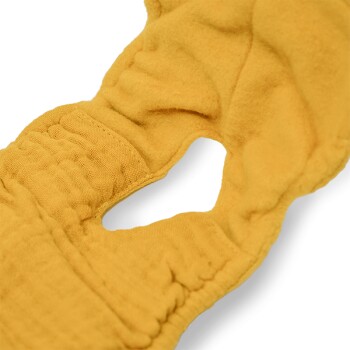 Eine Nahaufnahme eines weichen, gelben Haustierpullovers mit einem runden Halsauschnitt und elastischem Saum, entworfen für Komfort und Wärme.