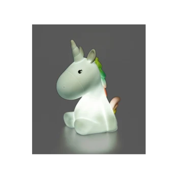 Eine süße, leuchtende Einhorn-Nachtlampe mit einem weißen Körper und einer bunten Mähne, vor einem dunklen Hintergrund.