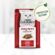 Purina Gourmet Mon Petit Intense Katzenfutterbeutel mit einer weißen Katze auf der Vorderseite, mit Text, der den Rindfleischgeschmack und Recyclinginformationen hervorhebt.