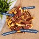 Ein Holzbrett mit Hundeleckerlis, die auf Deutsch beschriftet sind: "fettreduziert", "hoher Proteingehalt", "leicht verdaulich" und "extrem schmackhaft", mit einer grünen Pflanze im Hintergrund.