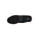 Schwarze Schuhsohle mit strukturiertem Griffmuster und einem blauen runden Logo, das Haltbarkeit und Traktion zeigt.