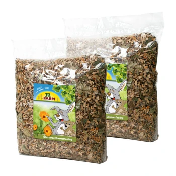 Zwei Säcke JR FARM Einstreu, mit einem Cartoon-Kaninchen und einem kleinen Tier, mit einem Etikett, das "Überstreu Sommerfeeling" und leuchtende Blumenmuster zeigt.