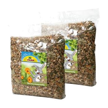 Zwei Säcke JR FARM Einstreu, mit einem Cartoon-Kaninchen und einem kleinen Tier, mit einem Etikett, das "Überstreu Sommerfeeling" und leuchtende Blumenmuster zeigt.