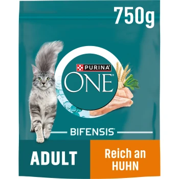 Purina ONE Bifensis Katzenfutterbeutel, 750g, mit einer flauschigen grauen Katze, mit dem Text "ADULT" und "Reich an Huhn".