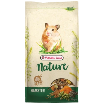 Een zak van 700g Versele-Laga Nature hamstervoer met een schattige hamsterillustratie en tekst die de dierlijke eiwitinhoud benadrukt.