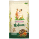 Eine 700g Tüte Versele-Laga Nature Hamsterfutter mit einer niedlichen Hamsterillustration und Text, der den Gehalt an tierischem Protein hervorhebt.