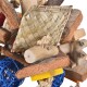 Buntes Haustier-Kauspielzeug aus verschiedenen natürlichen Materialien, darunter geflochtenes Gras, Holz und Seil, entworfen für kleine Tiere.