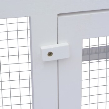 Nahaufnahme eines weißen Haustiergehegetürverschlusses mit einer Metallschraube, neben dem ein Drahtgitterpaneel zu sehen ist.