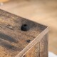 Nahaufnahme einer Holzoberfläche mit einem schwarzen Gummifuß und einer Metallschraube, die ein rustikales Design zeigt.