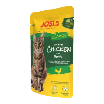 JosiCat Adult Katzenfutterbeutel, reich an Huhn mit Kräutern in Sauce, 88 % Fleisch, getreide- und zuckerfrei, mit Bild einer getigerten Katze.