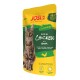 JosiCat Adult Katzenfutterbeutel, reich an Huhn mit Kräutern in Sauce, 88 % Fleisch, getreide- und zuckerfrei, mit Bild einer getigerten Katze.