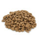 Ein Haufen herzförmiger brauner Haustierfutter-Kibble auf einem weißen Hintergrund.