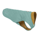Eine teal-farbene, gesteppten Hundejacke mit braunem Innenfutter, mit einer Seitentasche und einem Ruffwear-Logo.