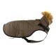Ein brauner gestepptes Hundemantel mit einem Kunstfellkragen, mit verstellbaren Riemen für einen sicheren Sitz.