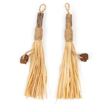 Zwei natürliche Haustier-Kauspielzeuge aus Holz und Stroh, mit einer Schlaufe zum Aufhängen und einem kleinen braunen Ball, der befestigt ist.