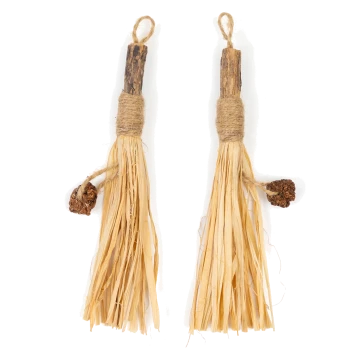 Zwei natürliche Haustier-Kauspielzeuge aus Holz und Stroh, mit einer Schlaufe zum Aufhängen und einem kleinen braunen Ball, der befestigt ist.