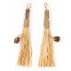 Zwei natürliche Haustier-Kauspielzeuge aus Holz und Stroh, mit einer Schlaufe zum Aufhängen und einem kleinen braunen Ball, der befestigt ist.