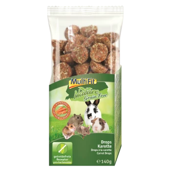 Karottenaroma-Haustierleckerlis in einer durchsichtigen Tüte, beschriftet mit 'MultiFit Nature Grain Free', mit kleinen Tieren wie einem Kaninchen, Meerschweinchen und Hamster.