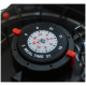 Nahaufnahme eines Haustierfütterungstimers mit einem runden Ziffernblatt, das mit Zahlen und dem Text "SET TIME" und "MEAL TIME 21" beschriftet ist.