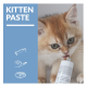 Kätzchen schaut rechts hervor; blaues linkes Panel zeigt 'KITTEN PASTE' mit Illustrationen einer Paste-Tube, eines Fingers und einer Futterschale.