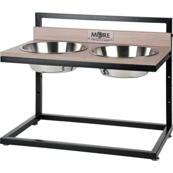 Station de nourriture pour animaux surélevée avec deux bols en acier inoxydable sur un plateau en bois, étiquetée "MORE FOR CATS & DOGS."