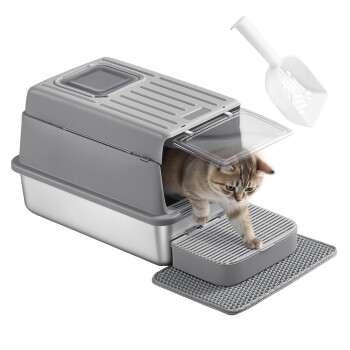 Graue Katzenstreu-Box mit Deckel, eine Katze steigt heraus, passende graue Matte und weiße Streuschaufel.