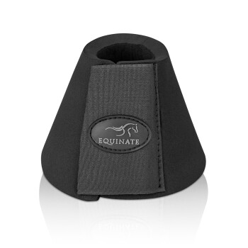 Schwarze Pferdehufschuhe mit strukturiertem Oberflächen und einem geprägten "Equinate"-Logo auf einem Lederpatch.
