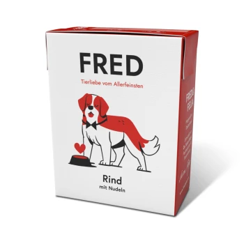 Kartons mit Hundefutter mit der Aufschrift 'FRED', mit einem Cartoon-Hund im Smoking, mit dem Text 'Rind mit Nudeln' und 'Tierliebe vom Allerfeinsten.'
