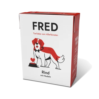 Kartons mit Hundefutter mit der Aufschrift 'FRED', mit einem Cartoon-Hund im Smoking, mit dem Text 'Rind mit Nudeln' und 'Tierliebe vom Allerfeinsten.'