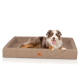Ein glücklicher Australian Shepherd Hund entspannt sich auf einem stilvollen, beigen Hundebett mit lederähnlicher Textur und einem Etikett mit dem Logo "KNAUFFENWUFF."