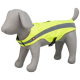 Ein graues Hundemanikin, das eine leuchtend gelbe reflektierende Sicherheitsweste mit einem grauen Streifen trägt, zeigt einen sicheren Verschluss.