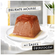 Zartes Mousse-Dessert mit Sauce, serviert auf einem weißen Teller, mit dem Text "Delikate Mousse... mit Sauce überzogen!"