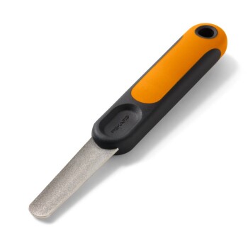 Orange-schwarze Nagelfeile für Haustiere mit Metallfeile und 'FISKARS'-Logo am Griff.