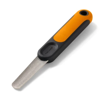 Orange-schwarze Nagelfeile für Haustiere mit Metallfeile und 'FISKARS'-Logo am Griff.