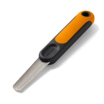Orange-schwarze Nagelfeile für Haustiere mit Metallfeile und 'FISKARS'-Logo am Griff.