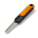 Orange-schwarze Nagelfeile für Haustiere mit Metallfeile und 'FISKARS'-Logo am Griff.