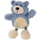 Ein plüschiger blauer Bär mit einem weichen beigen Bauch und Pom-Pom-Füßen, mit einem gestickten Patch auf seinem Bauch.