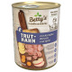 Dosenfutter für Hunde mit der Bezeichnung "Betty's Landhausküche TRUTH-HAN" mit Truthahn, Kartoffeln, Karotten und Äpfeln, vor einem Holz-Hintergrund.