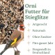 Nahaufnahme von gemischtem Vogelfutter mit deutschem Text, der Qualität, Eignung für Stieglitze, natürliche Zutaten und Herstellung in Deutschland hervorhebt.