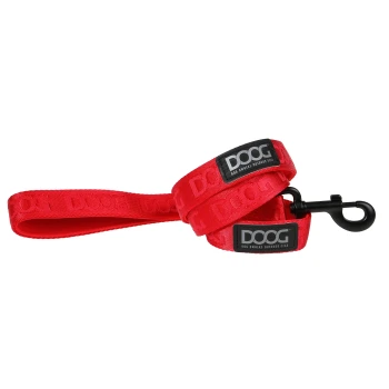 Rote Hundeleine mit einem schwarzen Clip, mit dem Logo "DOOG" und dem Text "DOG OWNERS OUTDOOR GEAR" am Griff.