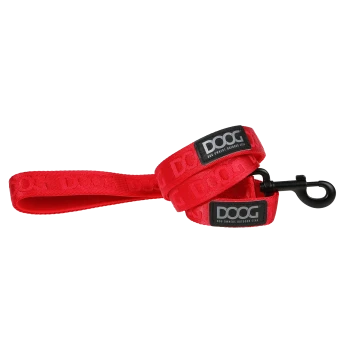 Rote Hundeleine mit einem schwarzen Clip, mit dem Logo "DOOG" und dem Text "DOG OWNERS OUTDOOR GEAR" am Griff.