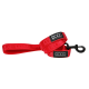 Rote Hundeleine mit einem schwarzen Clip, mit dem Logo "DOOG" und dem Text "DOG OWNERS OUTDOOR GEAR" am Griff.