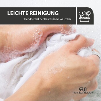 Hände, die ein weißes Hundebett in seifigem Wasser waschen, mit dem Text "LEICHTE REINIGUNG" und "Hundbett ist per Handwäsche waschbar."