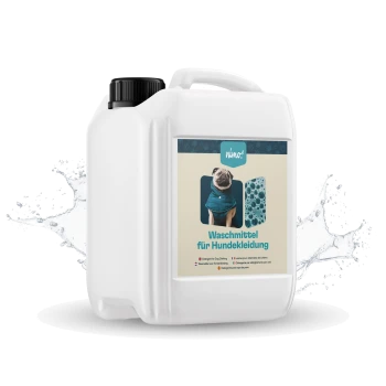 Weißer Behälter mit Hundewaschmittel mit einem lächelnden Mops, der eine blaue Weste trägt, auf dem Etikett, mit Blasen und Wasserspritzern.
