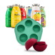 Flaschen mit SmoothieDog Hundesnacks in verschiedenen Geschmacksrichtungen hinter einer grünen pfotenförmigen Form und einem roten Leckerli-Spender-Spielzeug.