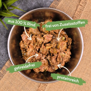 Schüssel mit Haustierfutter aus 100% Rindfleisch, gekennzeichnet als getreidefrei, zusatzstofffrei und proteinreich, mit grünen Text-Highlights.