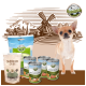 Ein kleiner beiger Chihuahua steht neben Tierfutterdosen mit der Aufschrift "Huhn" und "Lamm," sowie "SHIIMUN SKIN" Leckereien, auf einem hellbraunen Hintergrund.